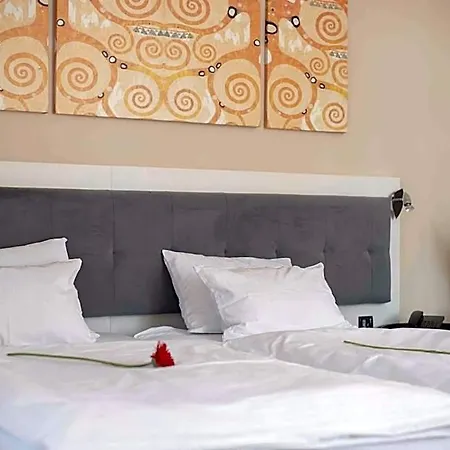 Hotell Platani 4*